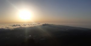 שמש מעל העננים