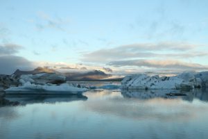 נוף אגם עם קרחונים